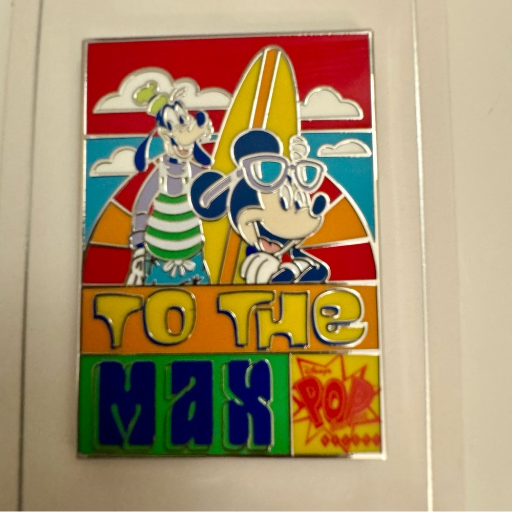 NWT. Disney Pin - Disney's Pop Century Resort Logo - Mickey And Goofy Disney pin